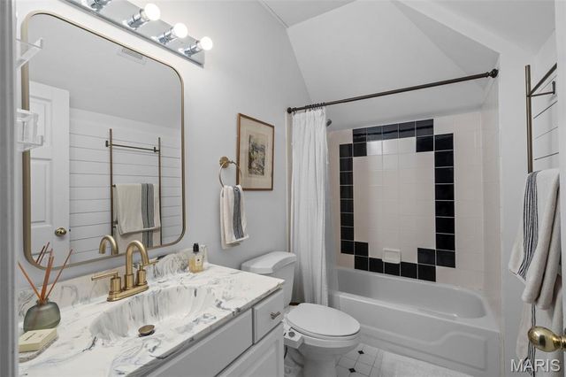 2480 Town And Country Lane, Town And Country, MO 63131