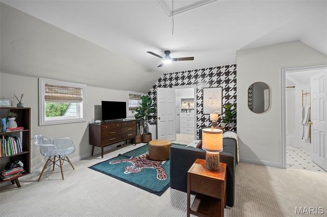 2480 Town And Country Lane, Town And Country, MO 63131