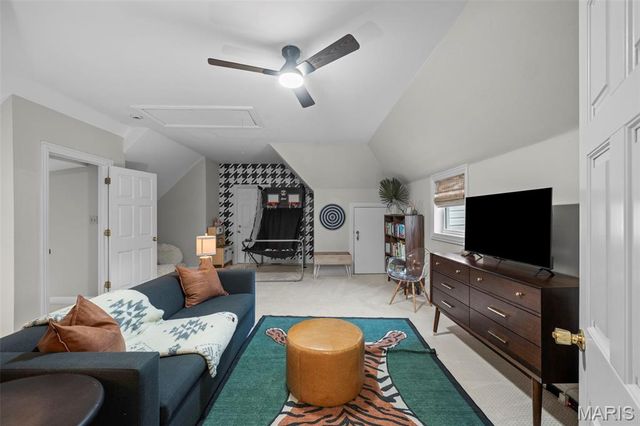 2480 Town And Country Lane, Town And Country, MO 63131