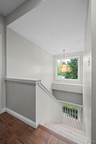 2480 Town And Country Lane, Town And Country, MO 63131