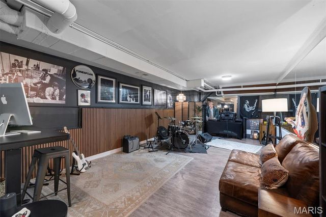 2480 Town And Country Lane, Town And Country, MO 63131