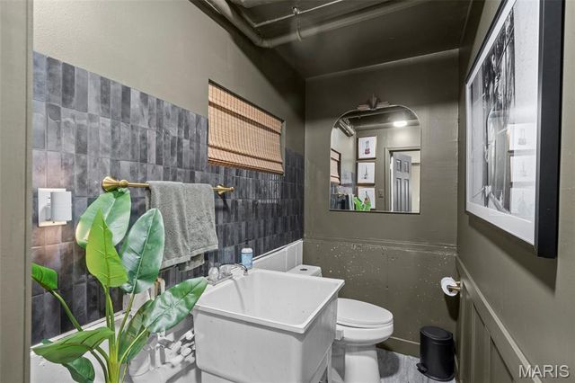 2480 Town And Country Lane, Town And Country, MO 63131