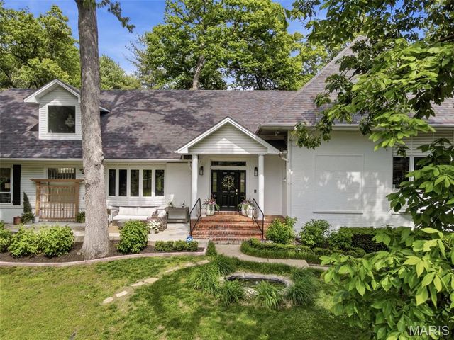 2480 Town And Country Lane, Town And Country, MO 63131