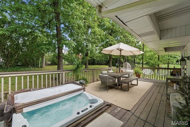 2480 Town And Country Lane, Town And Country, MO 63131