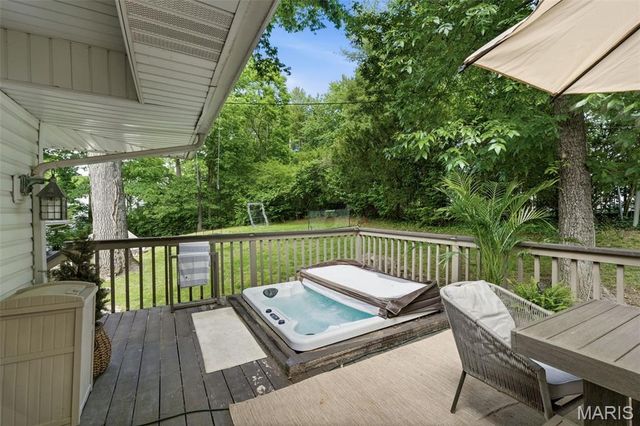 2480 Town And Country Lane, Town And Country, MO 63131