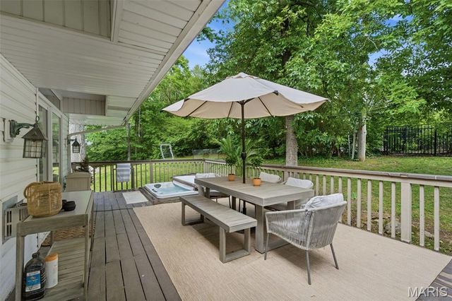 2480 Town And Country Lane, Town And Country, MO 63131