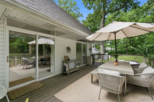2480 Town And Country Lane, Town And Country, MO 63131