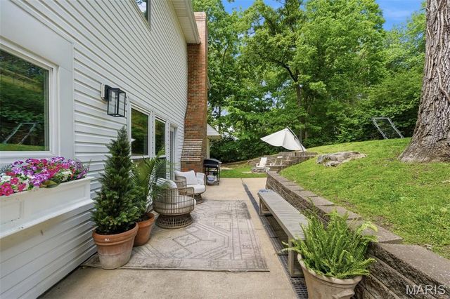 2480 Town And Country Lane, Town And Country, MO 63131