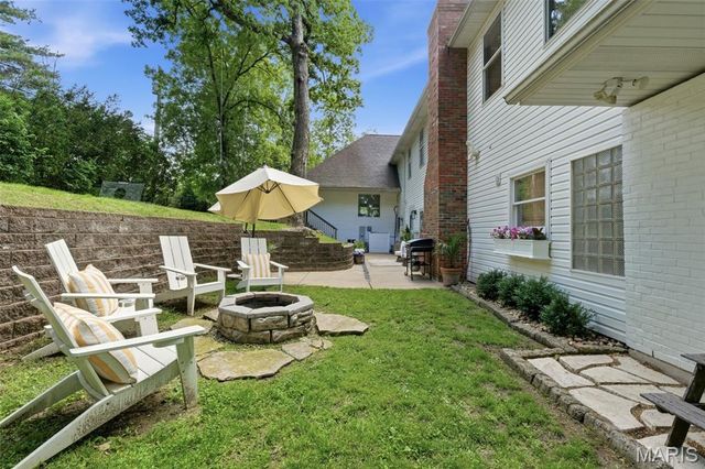 2480 Town And Country Lane, Town And Country, MO 63131