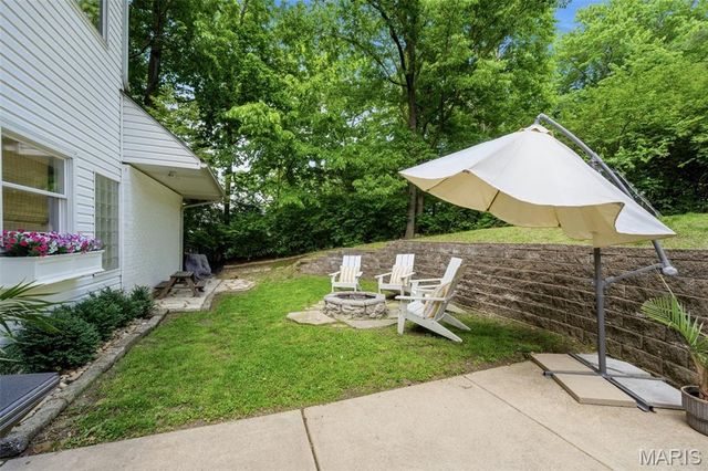 2480 Town And Country Lane, Town And Country, MO 63131