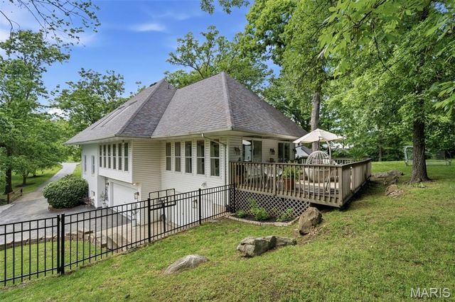 2480 Town And Country Lane, Town And Country, MO 63131