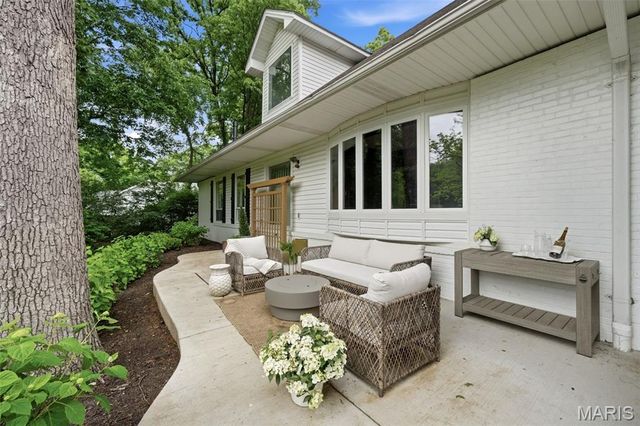 2480 Town And Country Lane, Town And Country, MO 63131