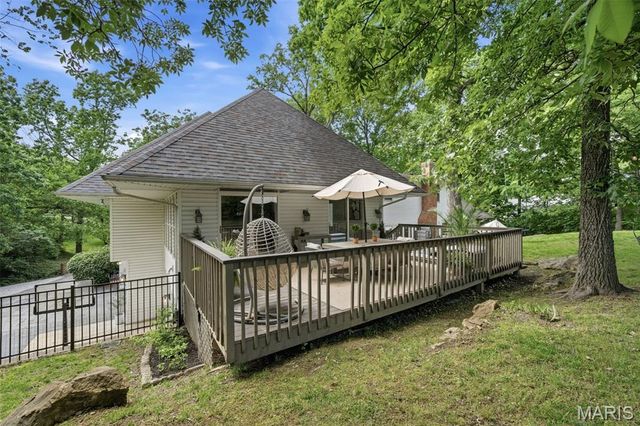 2480 Town And Country Lane, Town And Country, MO 63131
