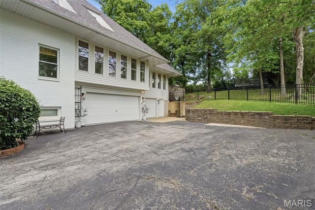 2480 Town And Country Lane, Town And Country, MO 63131