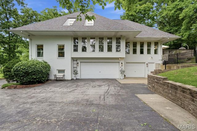 2480 Town And Country Lane, Town And Country, MO 63131