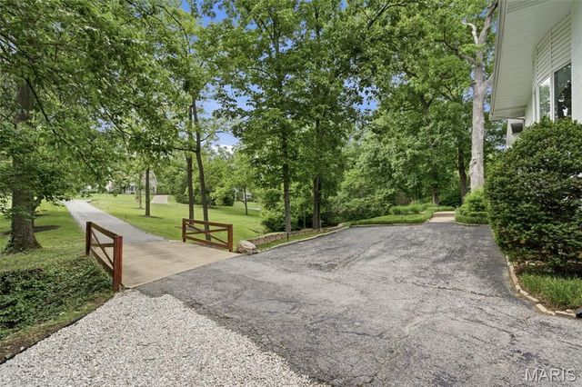 2480 Town And Country Lane, Town And Country, MO 63131