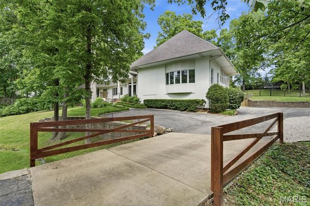 2480 Town And Country Lane, Town And Country, MO 63131