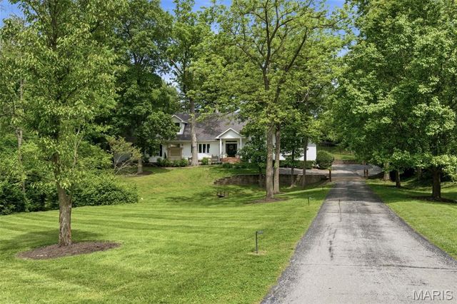2480 Town And Country Lane, Town And Country, MO 63131