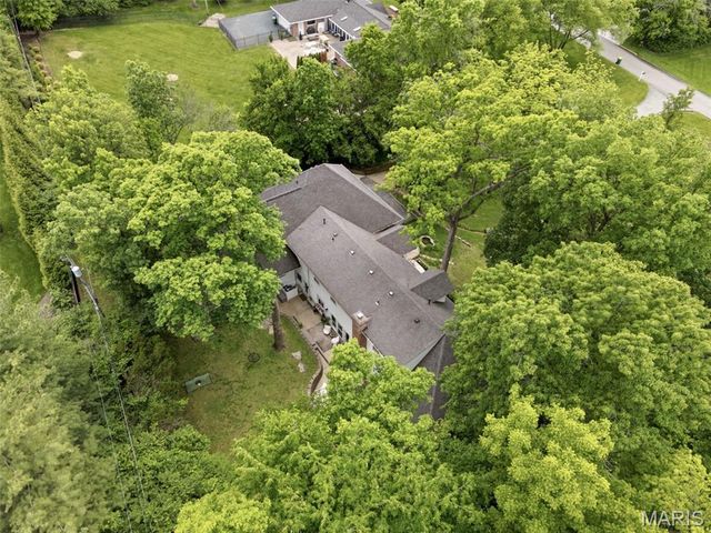 2480 Town And Country Lane, Town And Country, MO 63131
