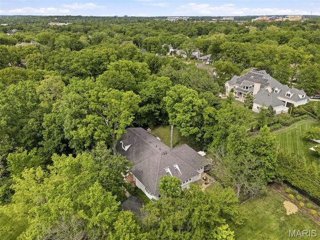 2480 Town And Country Lane, Town And Country, MO 63131
