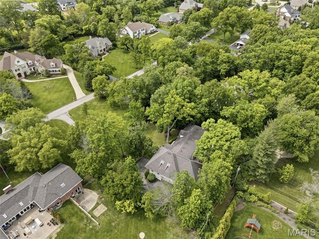2480 Town And Country Lane, Town And Country, MO 63131