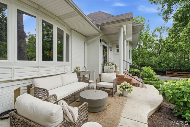 2480 Town And Country Lane, Town And Country, MO 63131