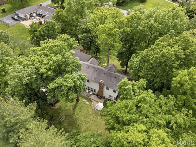 2480 Town And Country Lane, Town And Country, MO 63131