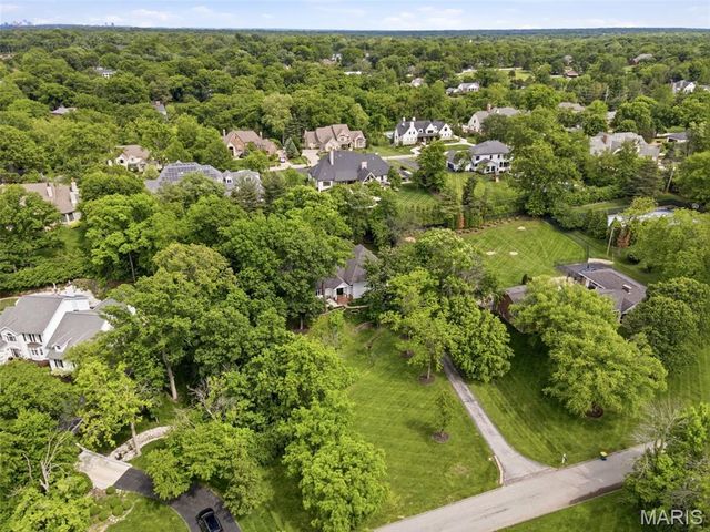 2480 Town And Country Lane, Town And Country, MO 63131