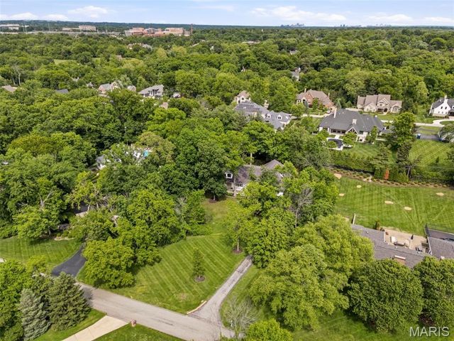 2480 Town And Country Lane, Town And Country, MO 63131