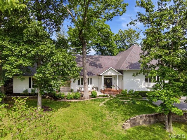 2480 Town And Country Lane, Town And Country, MO 63131