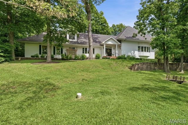 2480 Town And Country Lane, Town And Country, MO 63131