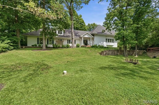 2480 Town And Country Lane, Town And Country, MO 63131