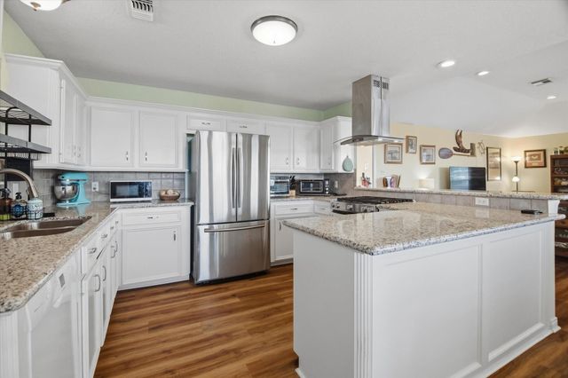 56 Tarpon Street, Bayou Vista, TX 77563