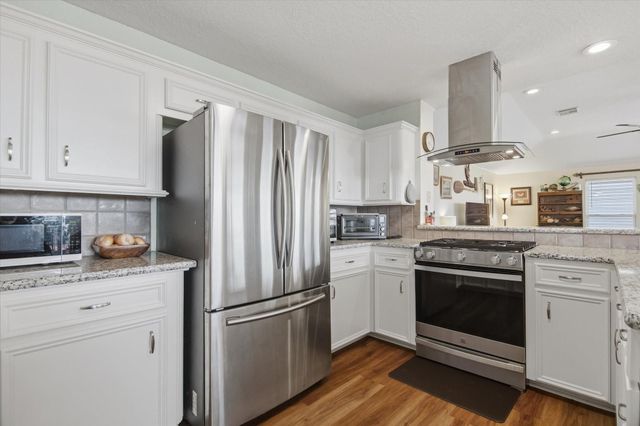 56 Tarpon Street, Bayou Vista, TX 77563