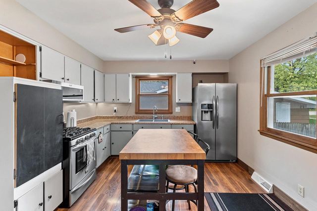 111 N MEADOW STREET, Oshkosh, WI 54902