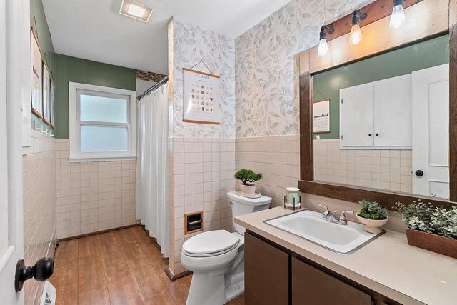 111 N MEADOW STREET, Oshkosh, WI 54902