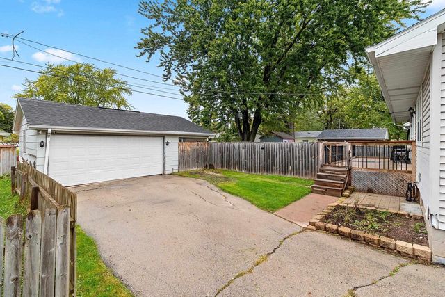 111 N MEADOW STREET, Oshkosh, WI 54902
