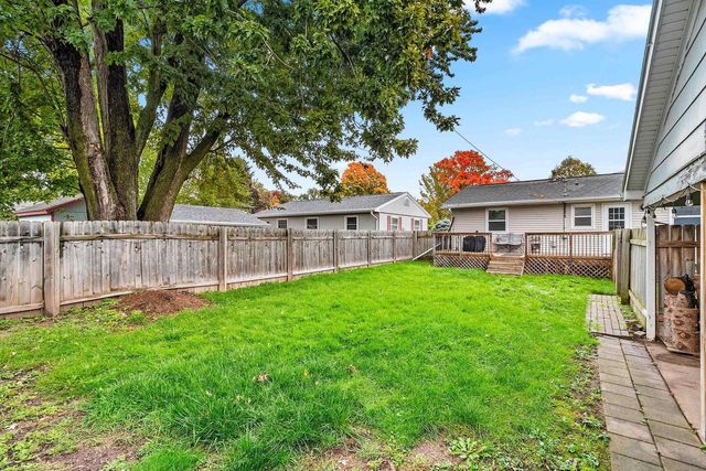 111 N MEADOW STREET, Oshkosh, WI 54902