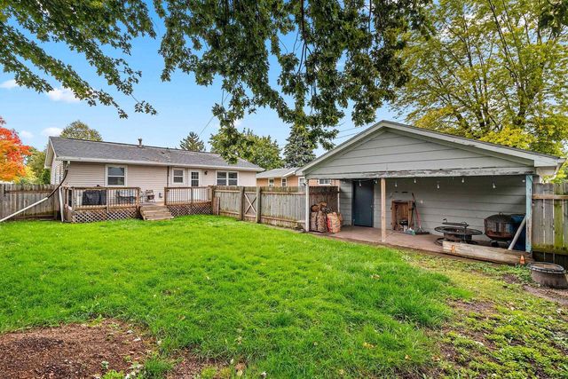 111 N MEADOW STREET, Oshkosh, WI 54902