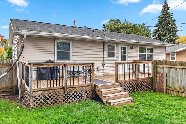 111 N MEADOW STREET, Oshkosh, WI 54902