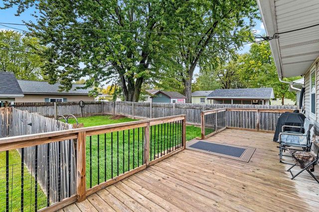 111 N MEADOW STREET, Oshkosh, WI 54902