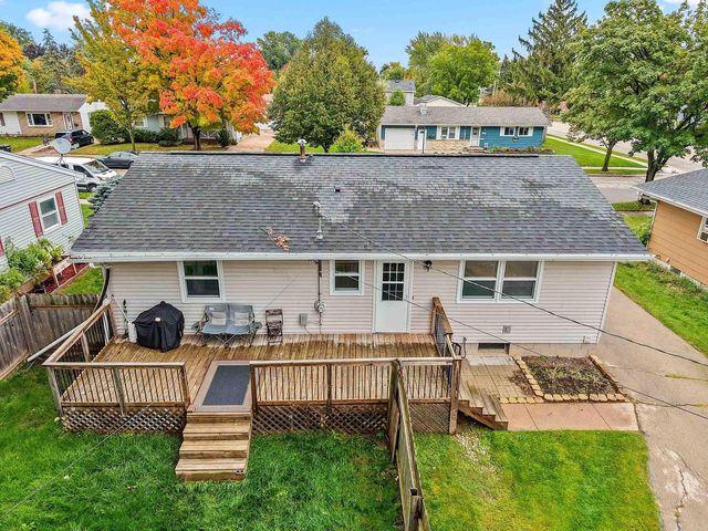 111 N MEADOW STREET, Oshkosh, WI 54902