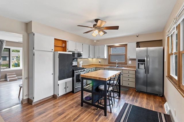 111 N MEADOW STREET, Oshkosh, WI 54902