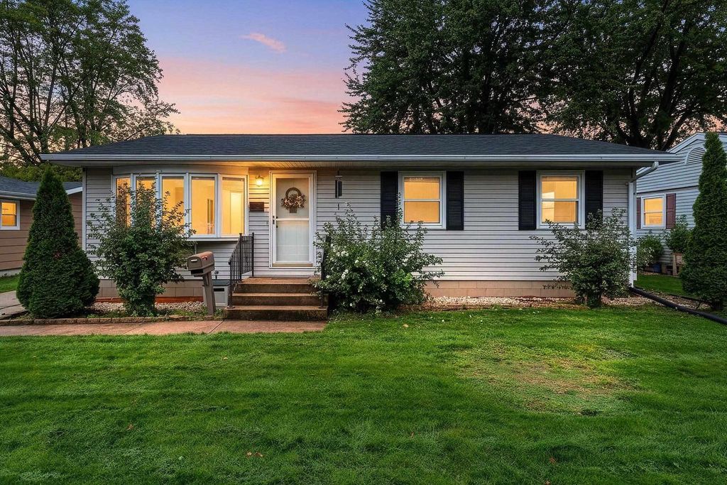 111 N MEADOW STREET, Oshkosh, WI 54902