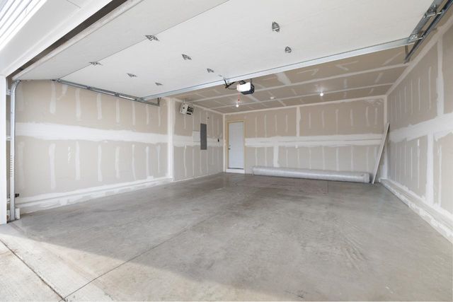 2525 Ivory St, Minot, ND 58703