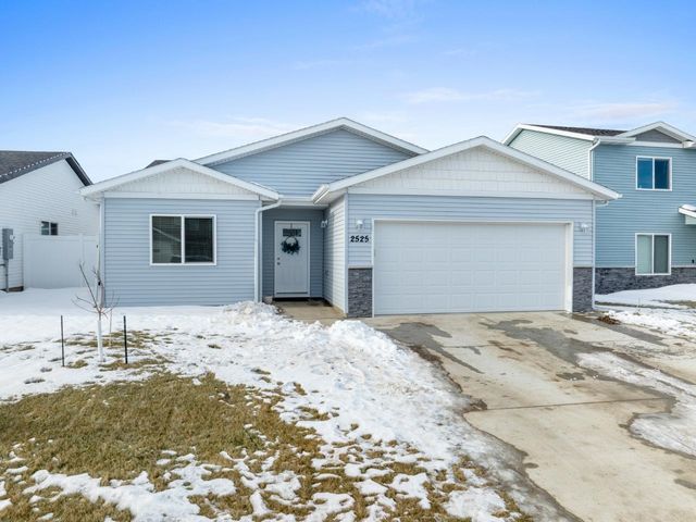2525 Ivory St, Minot, ND 58703