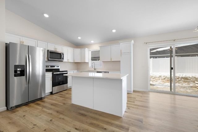 2525 Ivory St, Minot, ND 58703