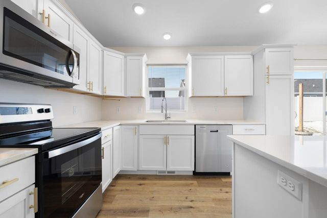 2525 Ivory St, Minot, ND 58703