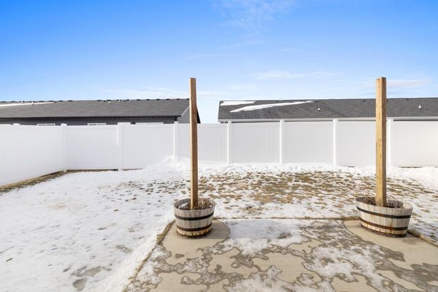 2525 Ivory St, Minot, ND 58703