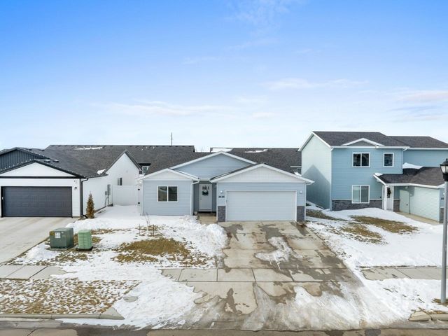 2525 Ivory St, Minot, ND 58703